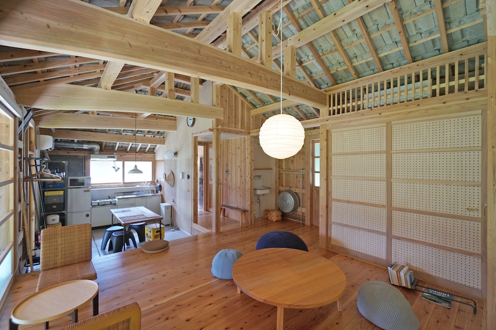 古民家 一棟貸し リビング エリア2 | フクギに囲まれた家 SAVANGI/さばんぎ沖縄古民家