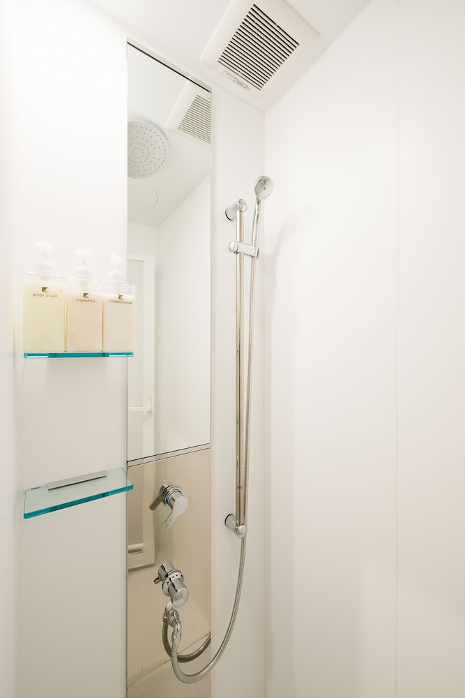 ドミトリー貸切（4人定員） バスルームのシャワー0 | Mt.Takao Base Camp