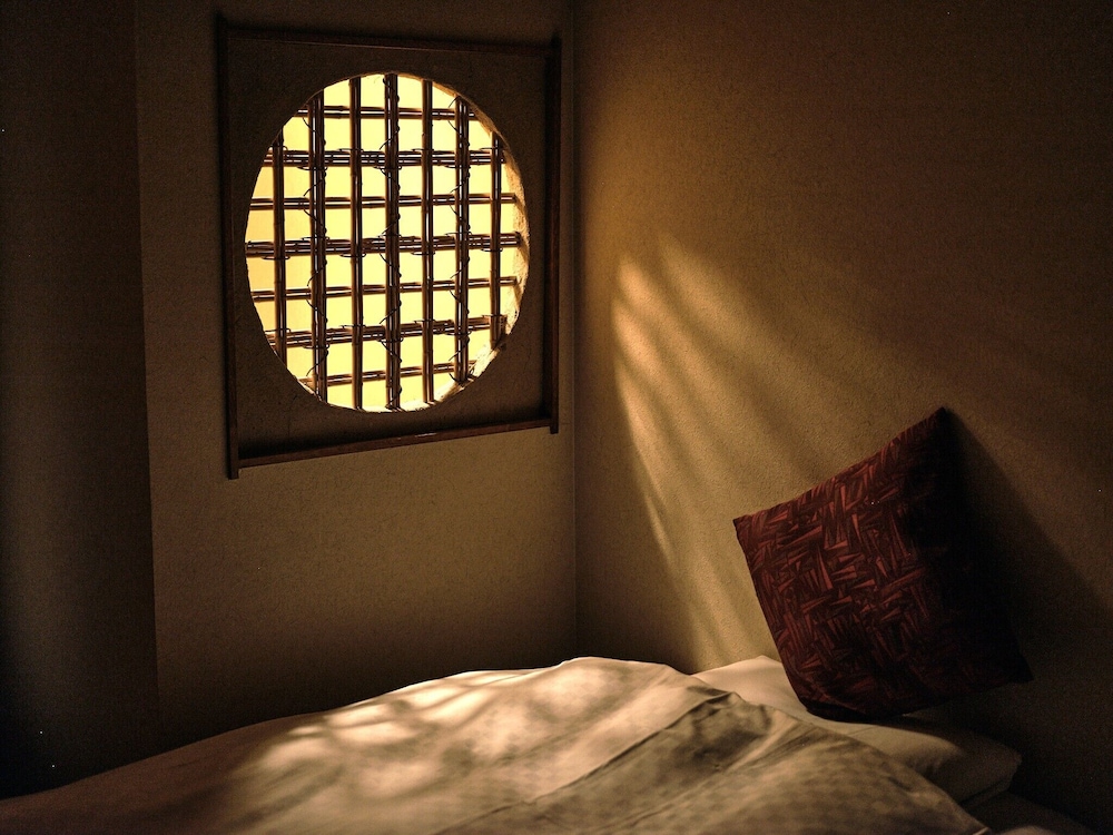 京町家一棟貸 客室12 | 紡 堀川吉文字