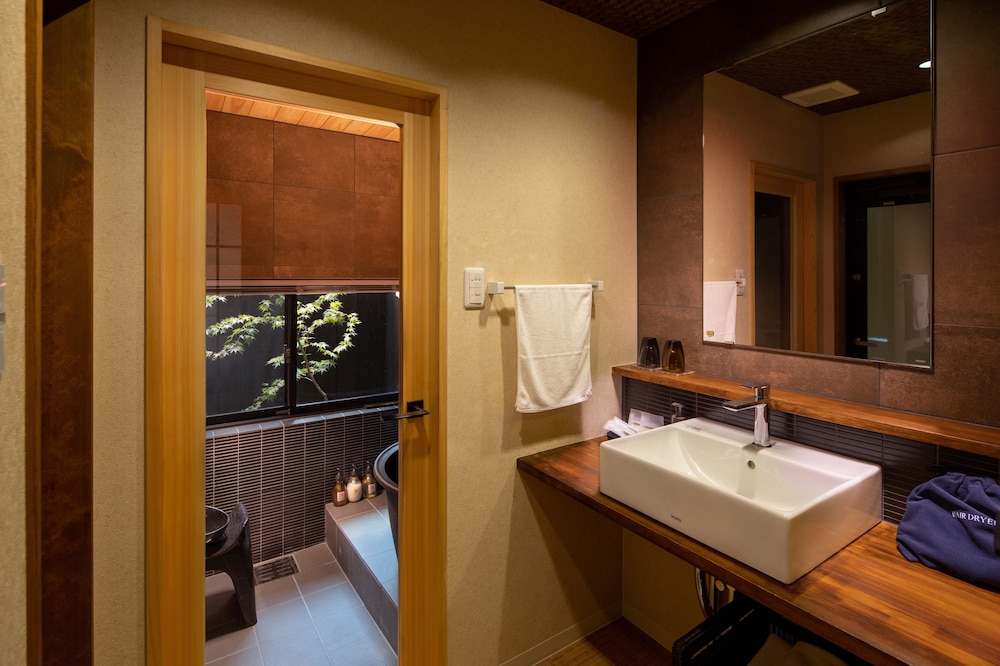 京町家一棟貸 バスルーム0 | 紡 堀川吉文字