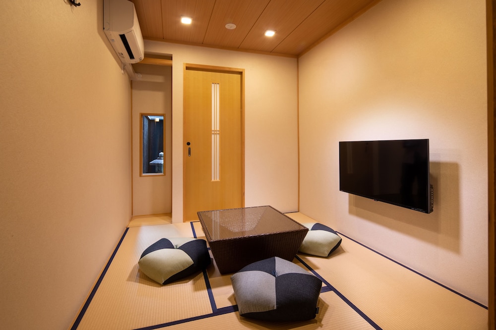 京町家一棟貸 客室1 | 紡 堀川吉文字