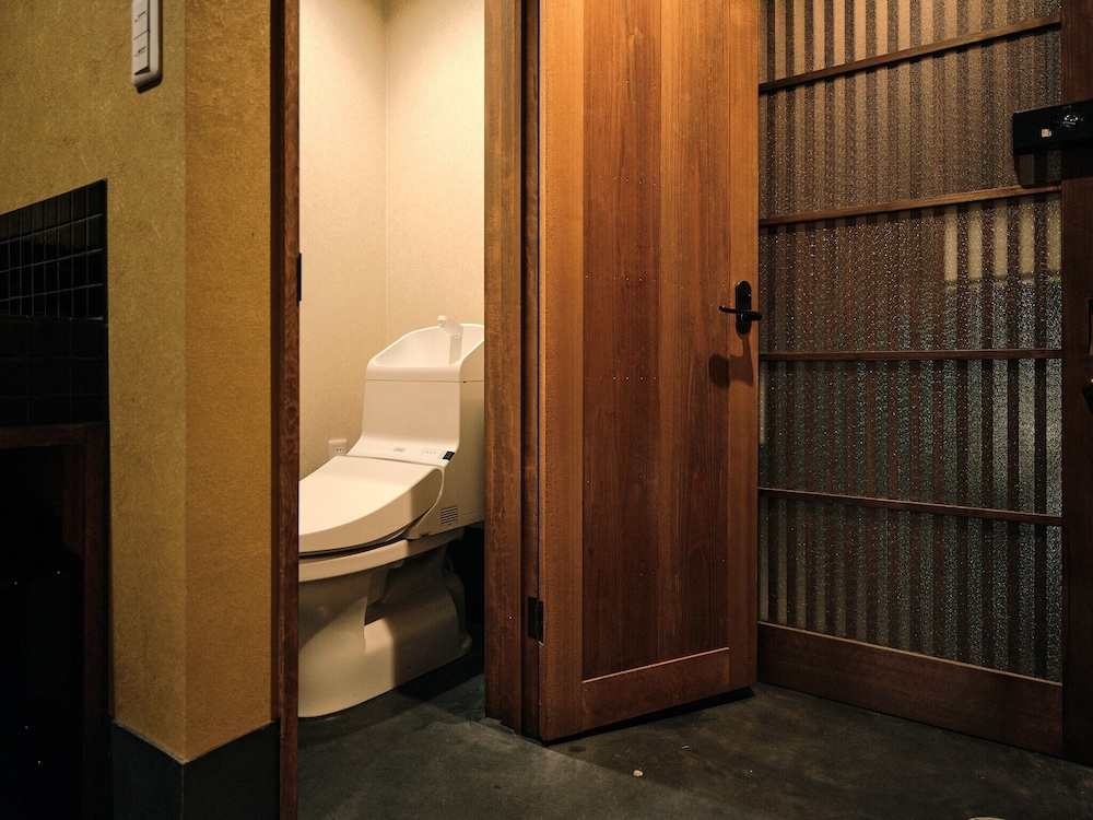 京町家一棟貸 バスルーム2 | 紡 堀川吉文字