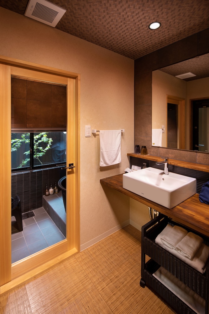 京町家一棟貸 バスルームの設備0 | 紡 堀川吉文字