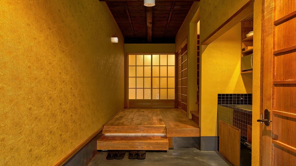 京町家一棟貸 客室6 | 紡 堀川吉文字