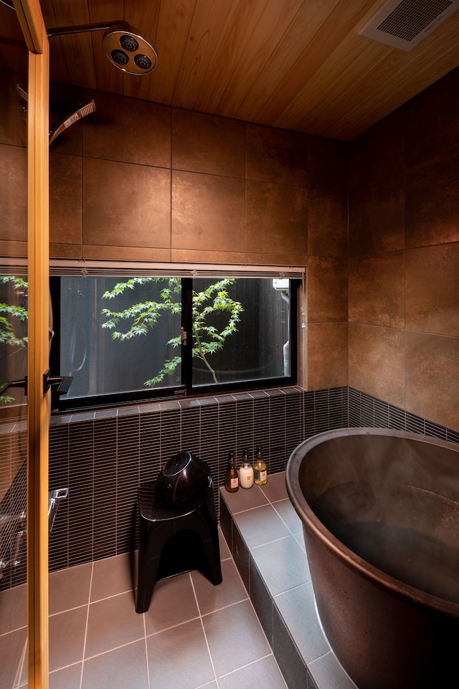 京町家一棟貸 バスルーム1 | 紡 堀川吉文字