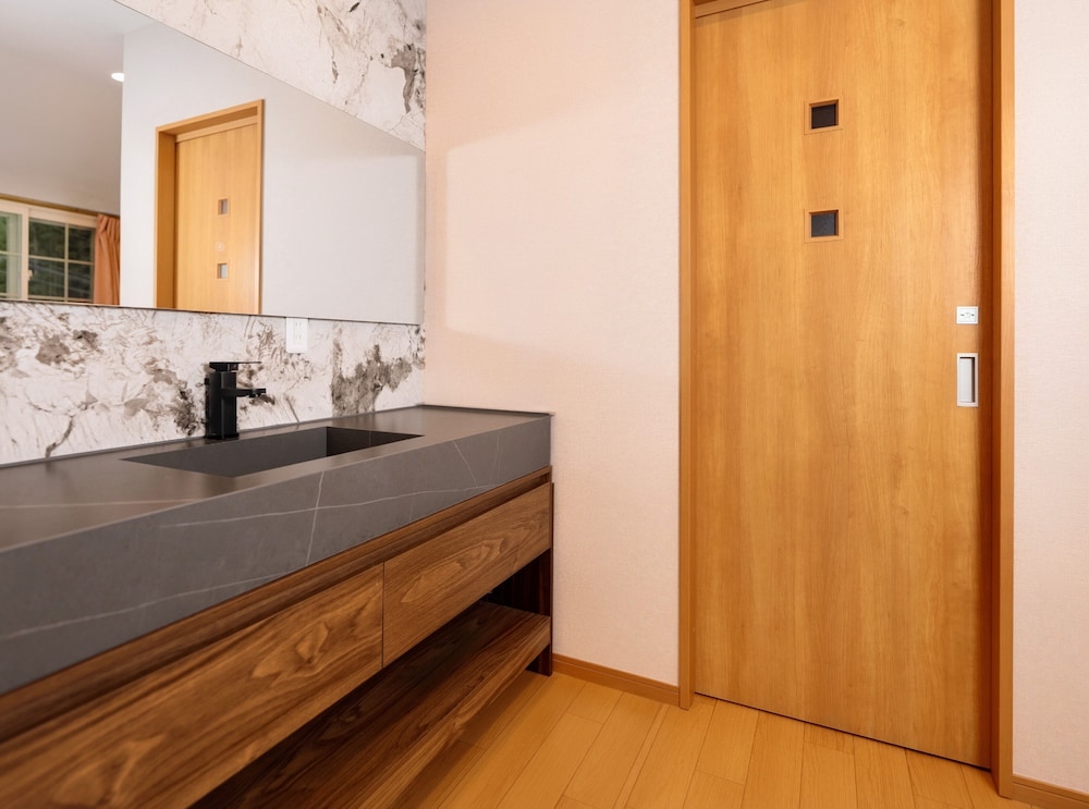 ファミリー ダブルルーム バスルーム1 | 白馬サンバレーホテル