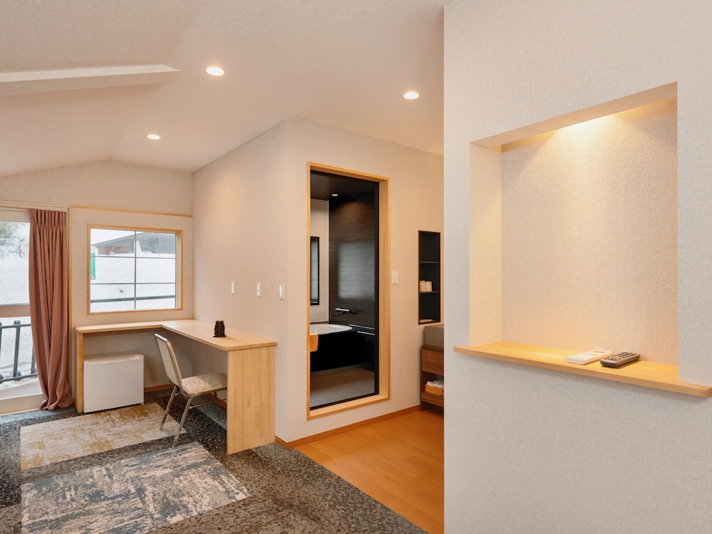 ファミリー ダブルルーム リビング エリア1 | 白馬サンバレーホテル