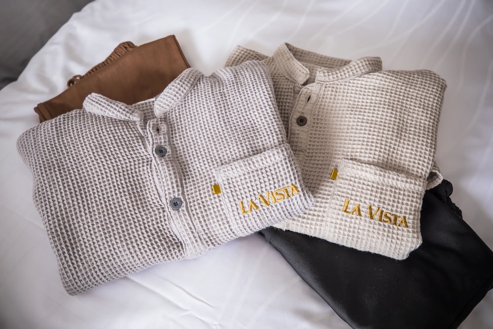 クイーンルーム 禁煙 (お選びパスタ ディナーセット (2,750円込) & 和洋バイキング朝食付) 客室2 | 天然温泉 紫雲の湯 ラビスタ富良野ヒルズ