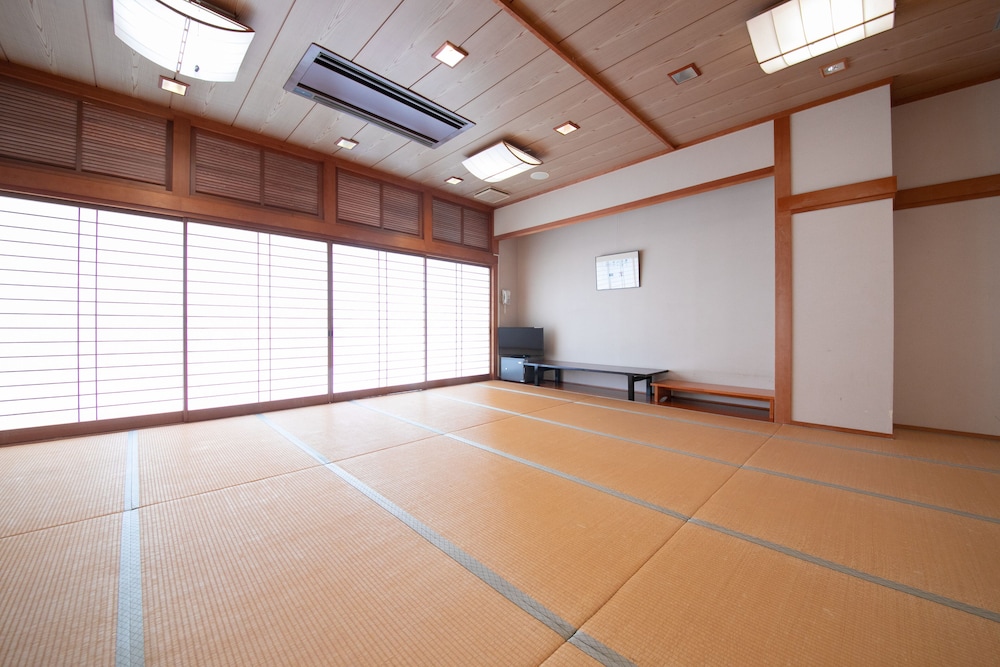 和室 18畳 (6名用) 客室1 | おおむたハイツ