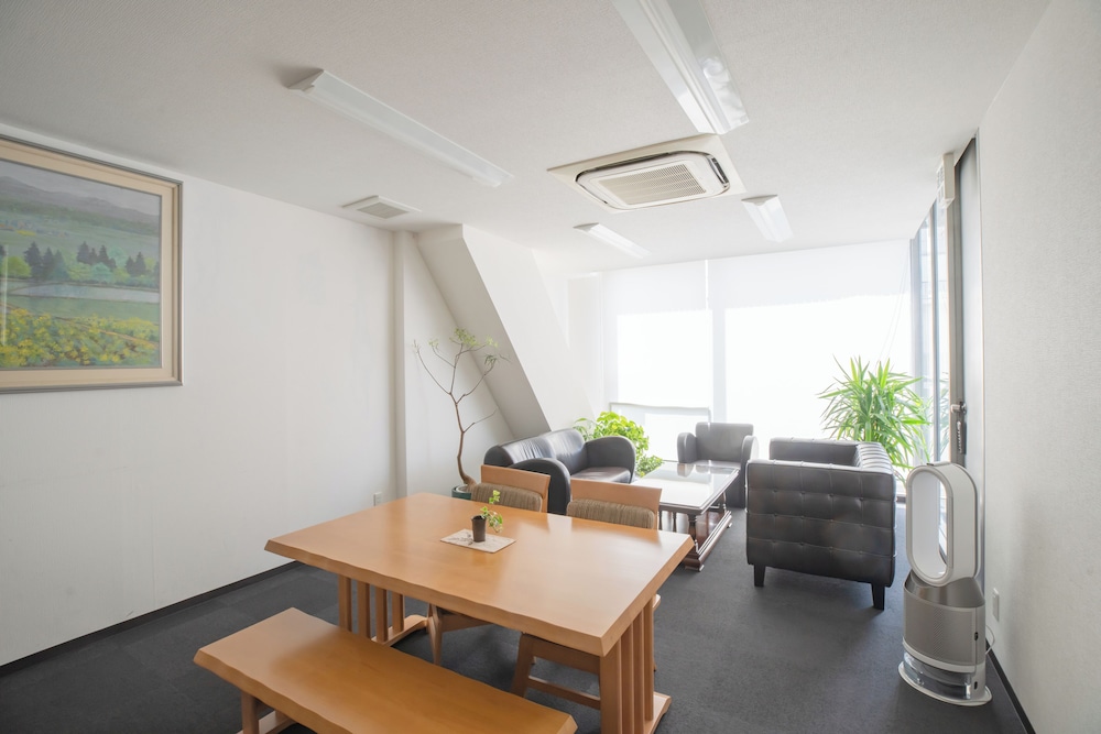 スタンダード ファミリールーム リビング エリア1 | 広島ゲストハウス Nice Day