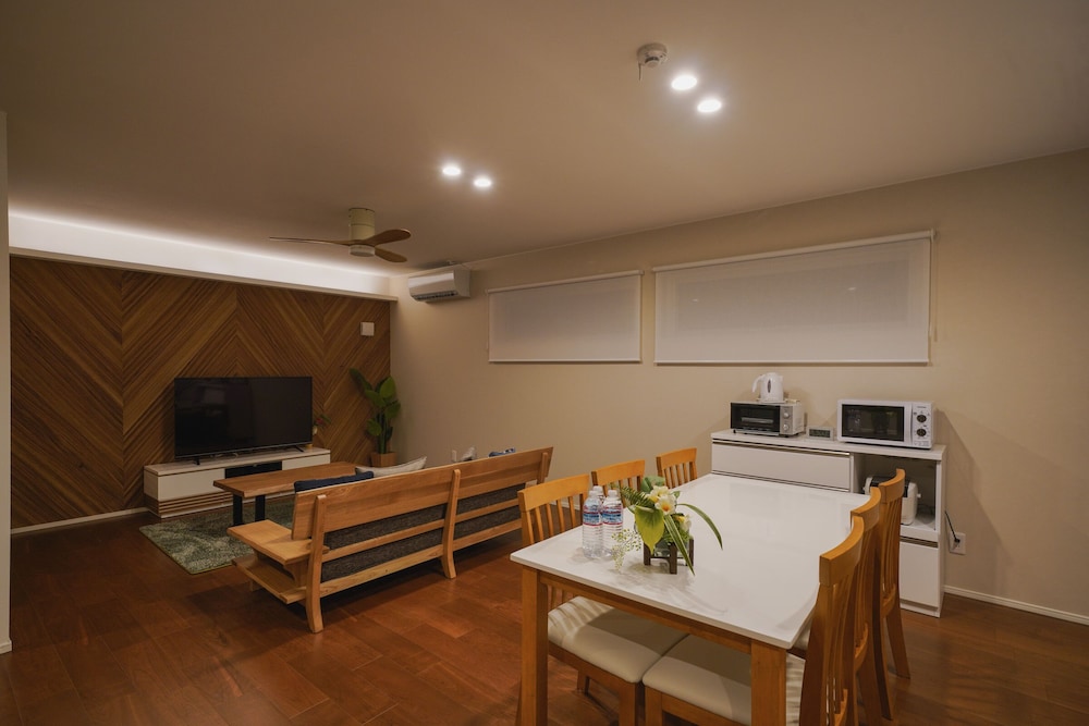 サンド 客室内のダイニングエリア1 | Villa Colors A