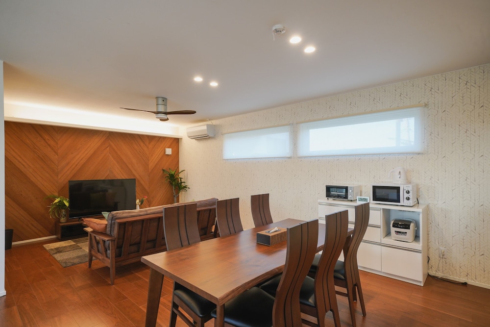 フォレスト 客室内のダイニングエリア0 | Villa Colors A