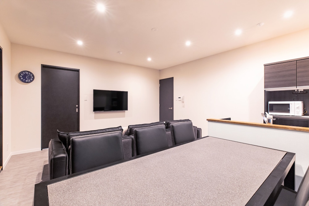 スーペリア ルーム 客室内のダイニングエリア3 | ラパン ミハマ レジデンスホテル