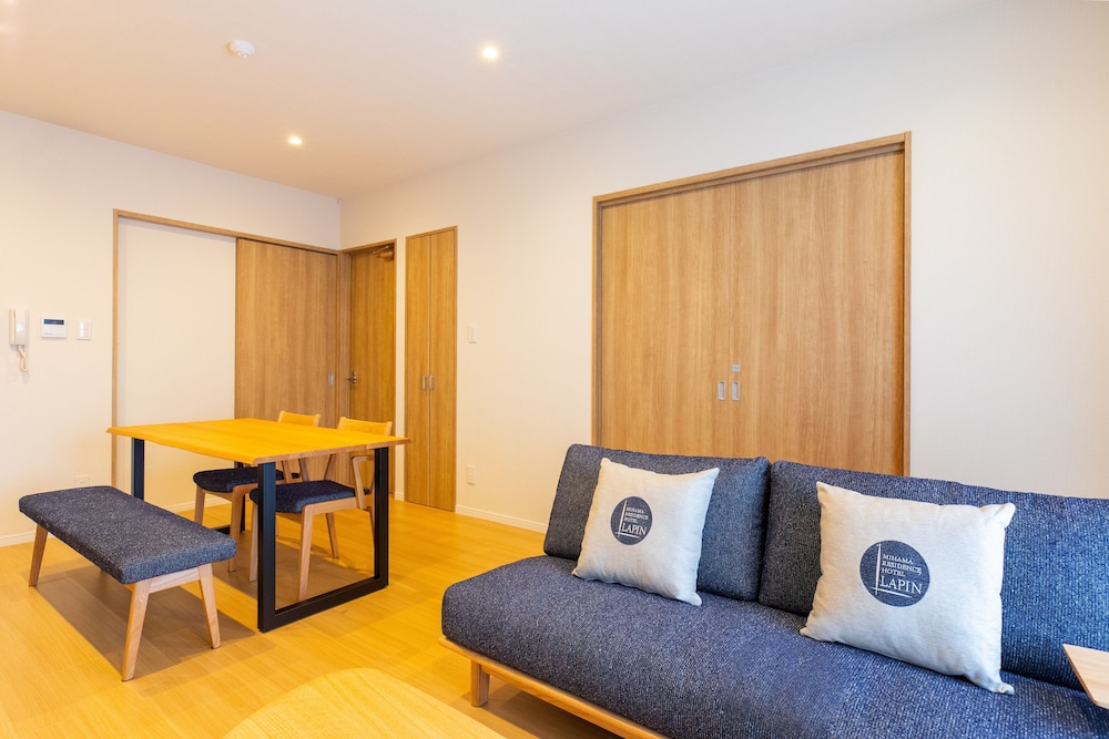 スタンダード ルーム リビング エリア2 | ラパン ミハマ レジデンスホテル