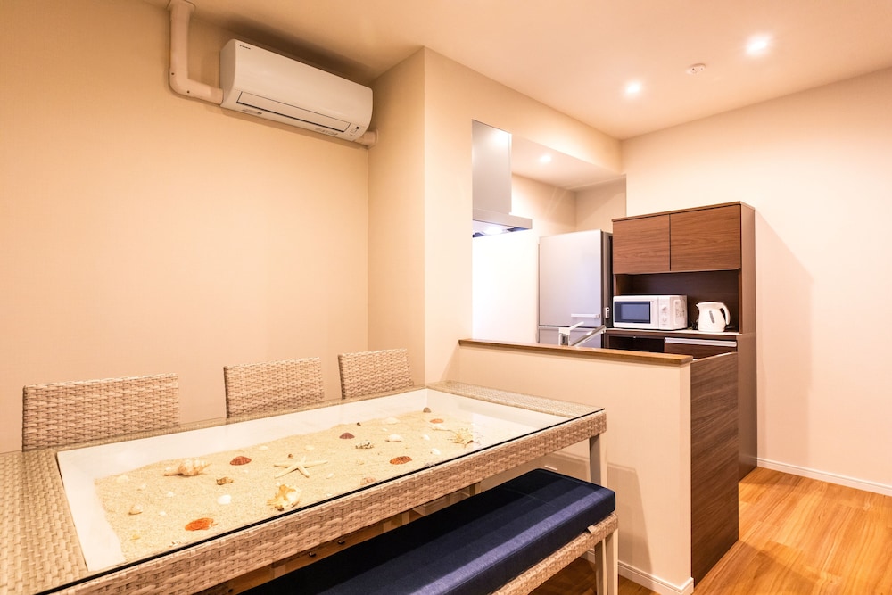 スーペリア ルーム 客室内のダイニングエリア0 | ラパン ミハマ レジデンスホテル