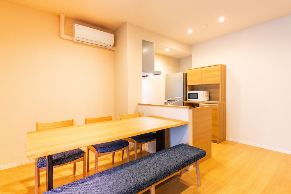 スーペリア ルーム 客室内のダイニングエリア1 | ラパン ミハマ レジデンスホテル