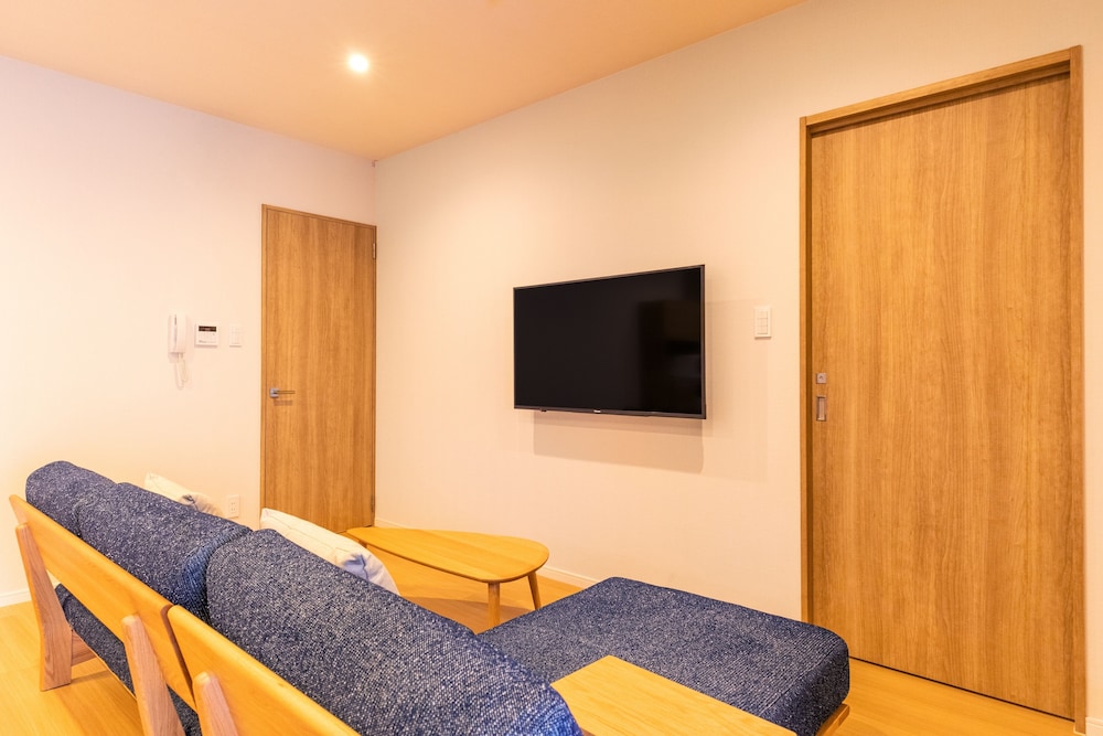 スーペリア ルーム リビング エリア1 | ラパン ミハマ レジデンスホテル