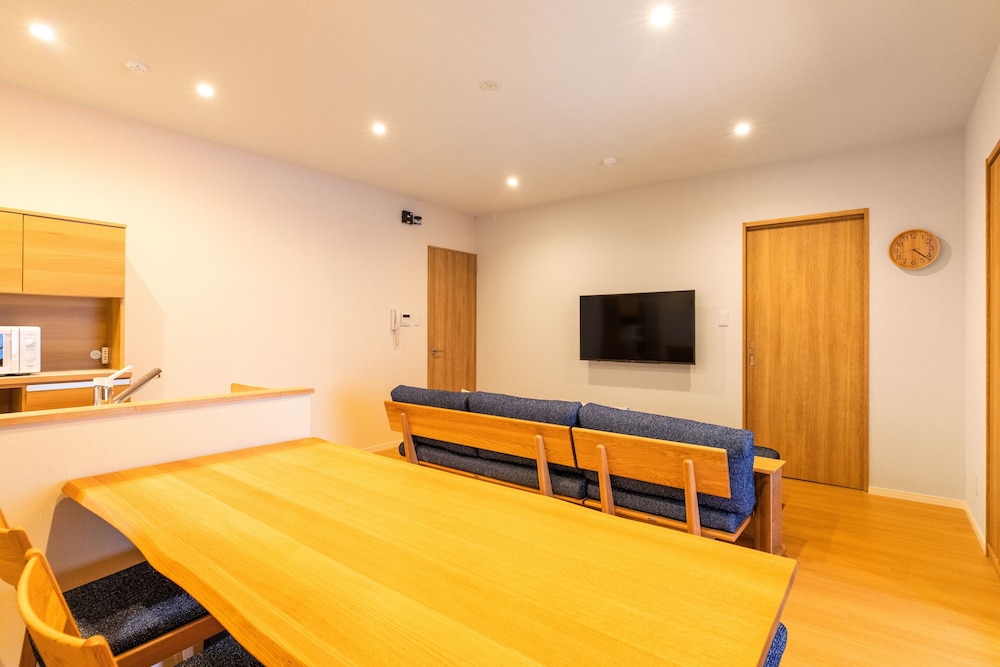 スーペリア ルーム 客室内のダイニングエリア2 | ラパン ミハマ レジデンスホテル