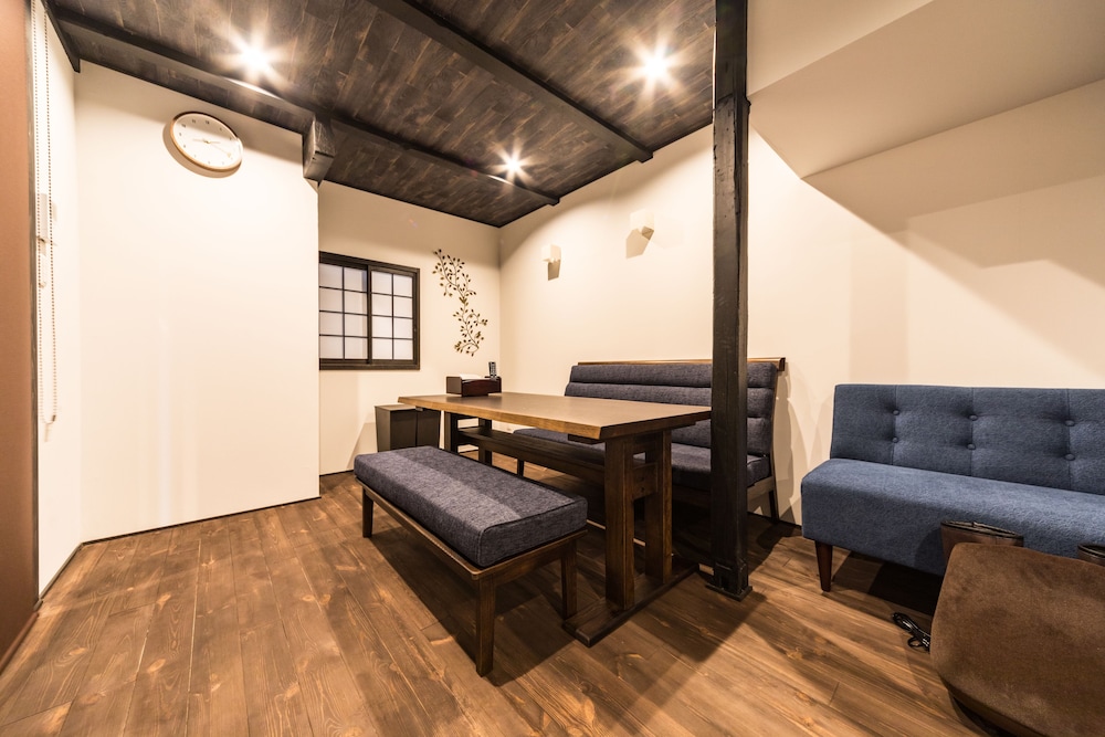 一棟貸し リビング エリア1 | 京と家月の湯美華夜庵