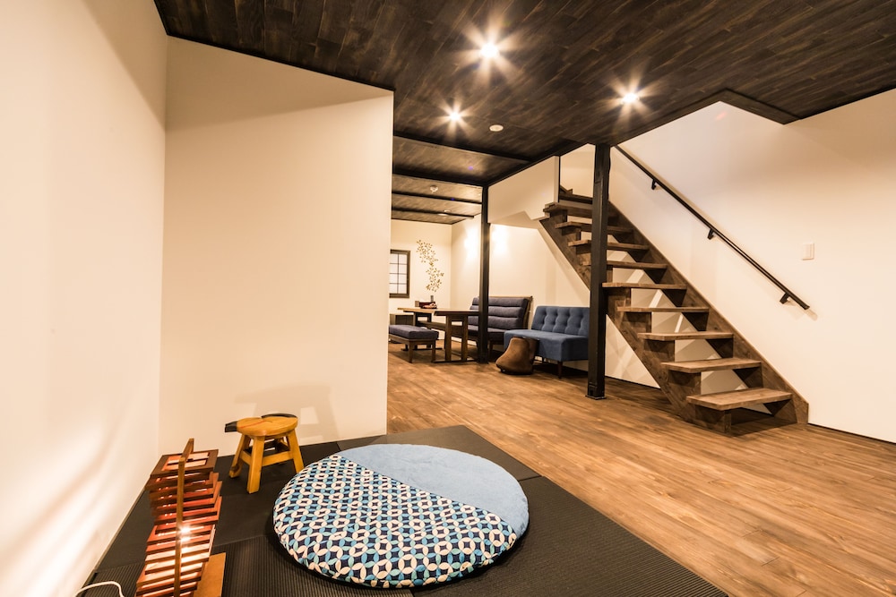 一棟貸し リビング エリア10 | 京と家月の湯美華夜庵