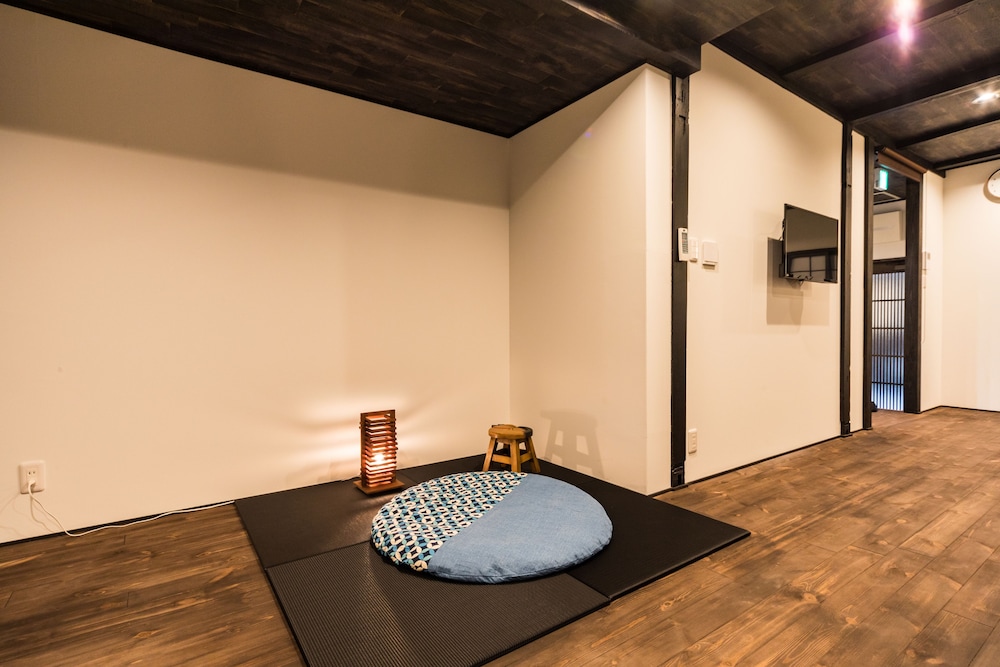 一棟貸し リビング エリア3 | 京と家月の湯美華夜庵