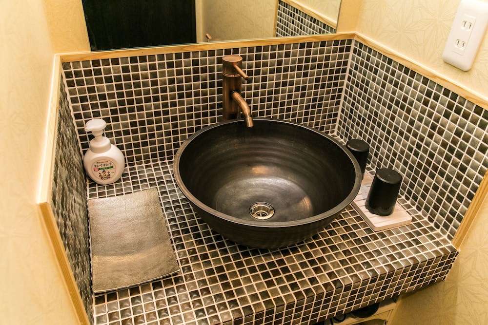 一棟貸し バスルームのシンク0 | 京と家月の湯美華夜庵