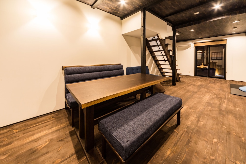 一棟貸し リビング エリア6 | 京と家月の湯美華夜庵