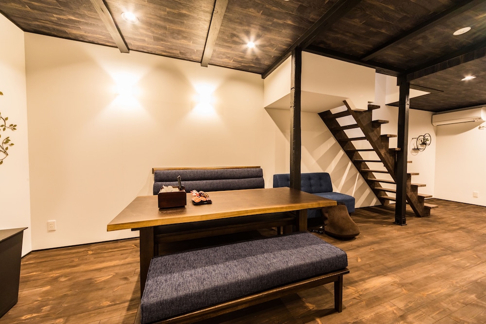 一棟貸し リビング エリア4 | 京と家月の湯美華夜庵