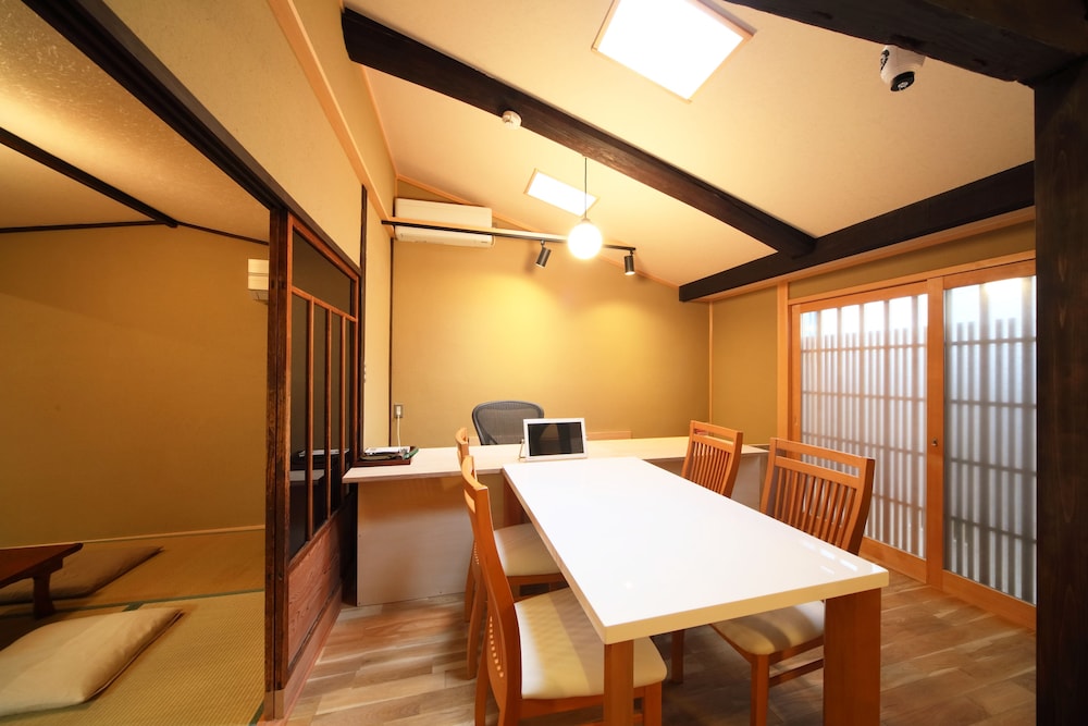 一棟貸し 客室内のダイニングエリア2 | 京町家 祇園 宮川邸