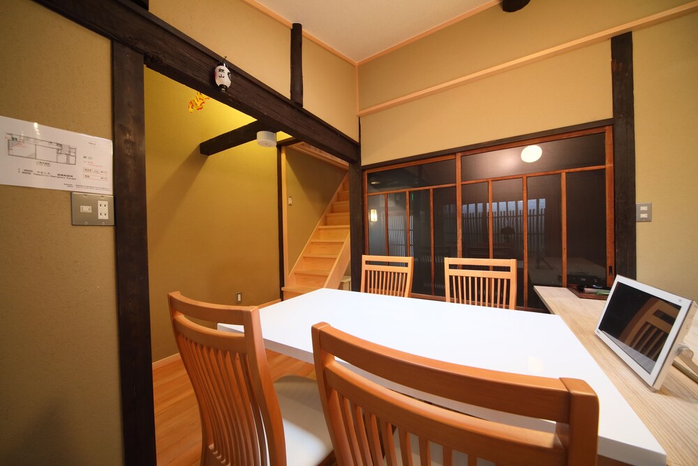 一棟貸し 客室内のダイニングエリア0 | 京町家 祇園 宮川邸