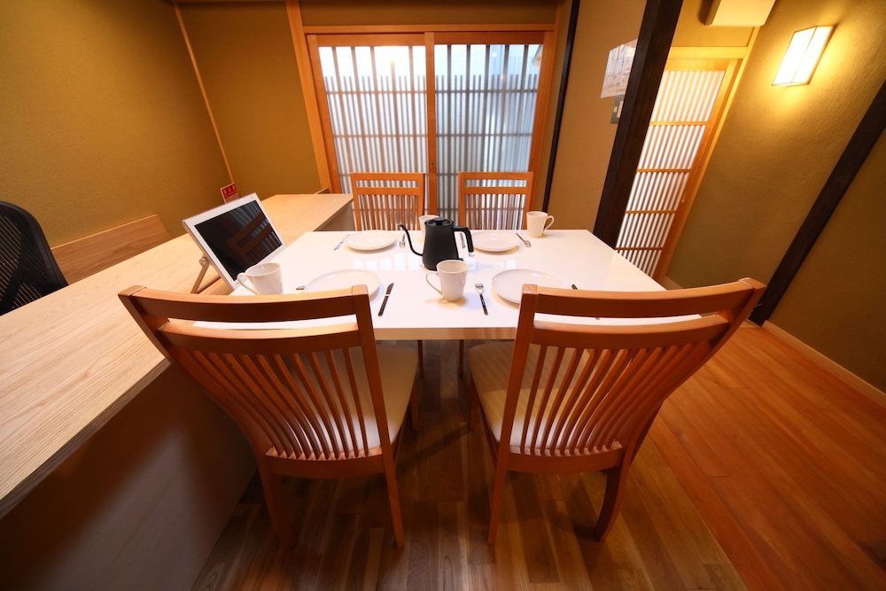 一棟貸し 客室内のダイニングエリア1 | 京町家 祇園 宮川邸