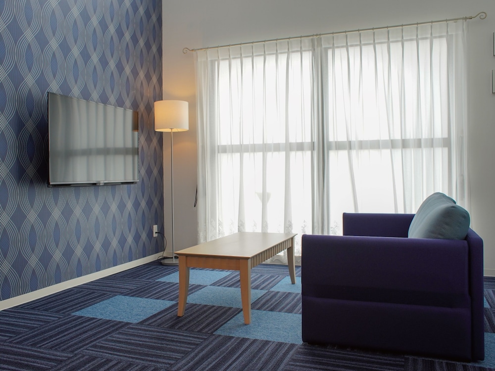 メゾネットスイート リビング エリア1 | ホテル チュラビスタ瀬長