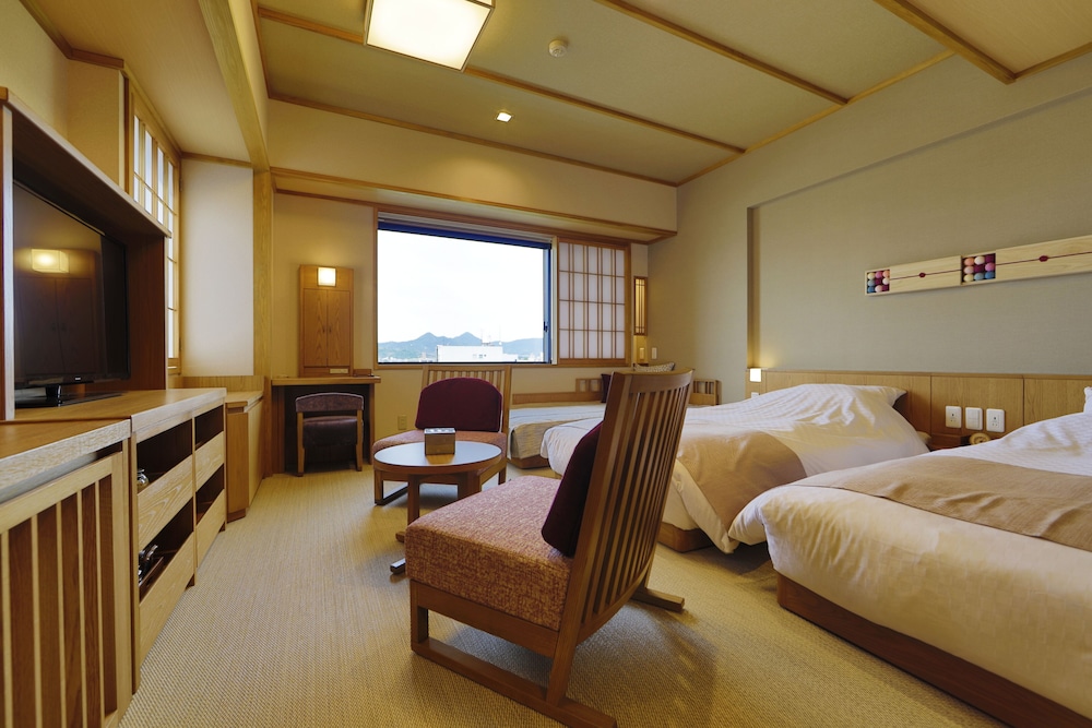 本館 和ツイン DX シャワー付 客室2 | ことひら温泉 御宿 敷島館