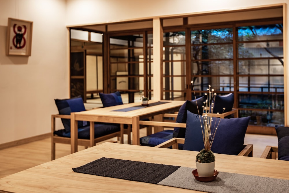 織の間 露天風呂付専用バスルーム リビング エリア1 | 宿坊 観音院