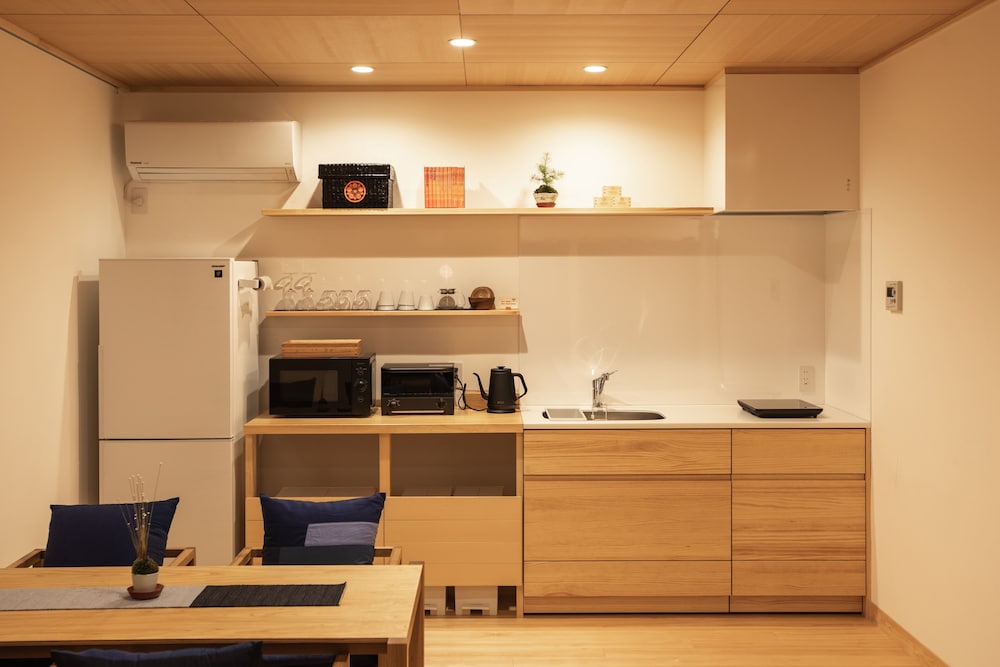 織の間 露天風呂付専用バスルーム 共用キッチン1 | 宿坊 観音院