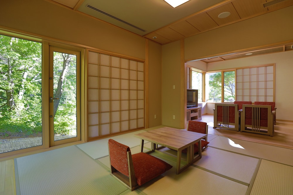 (雲の坐) 和洋室 天然温泉露天風呂付 ２階 客室内のダイニングエリア0 | 湯けむりの宿 稲住温泉