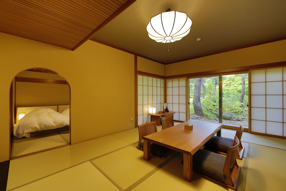 (天の坐)天然温泉露天&檜内風呂 リビングルーム1 | 湯けむりの宿 稲住温泉