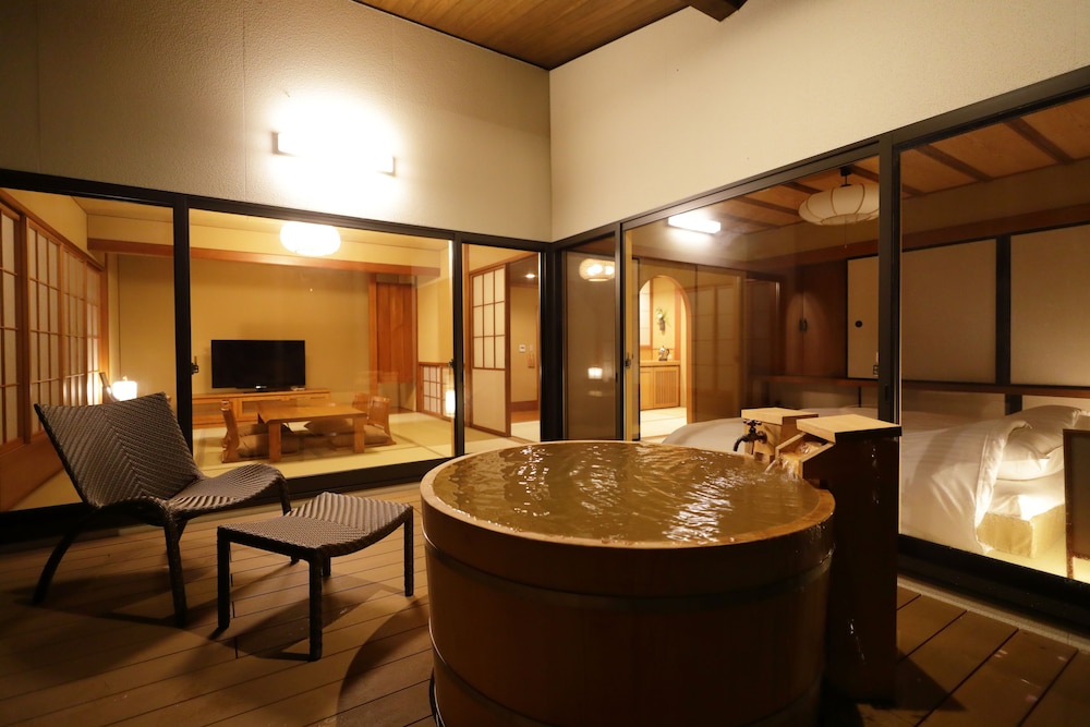 (天の坐)天然温泉露天&檜内風呂 専用スパ浴槽1 | 湯けむりの宿 稲住温泉