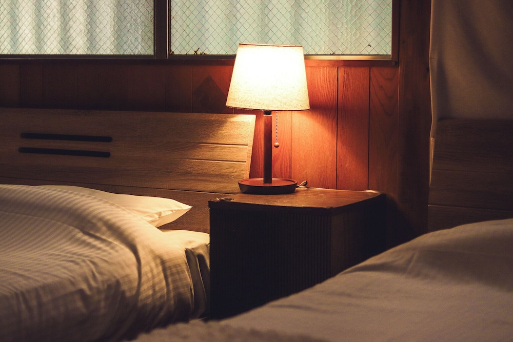 ツインルーム ダブルベッド 2 台 禁煙 専用バスルーム 客室2 | レステル那覇