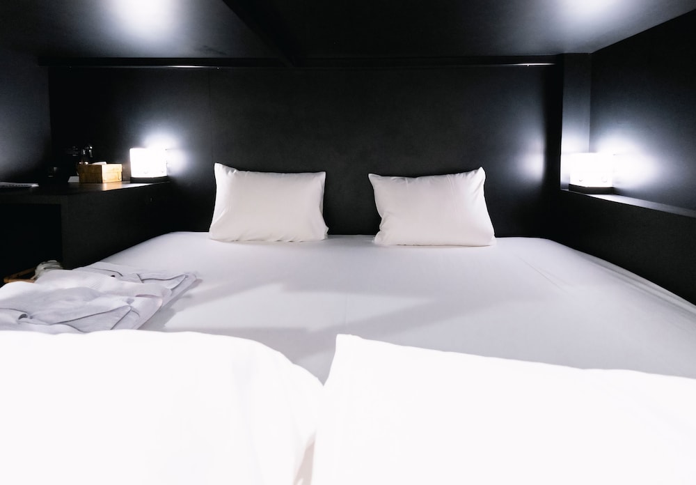 禁煙 トリプルロフト シングル2台 - ロフト上部1台 12平米 3名様迄 客室4 | HOTEL TRAD Replay