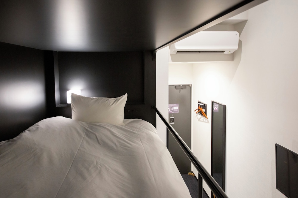 禁煙 トリプルバンク 110㎝幅3段ベッド1台 2平米 3名様迄 客室10 | HOTEL TRAD Replay