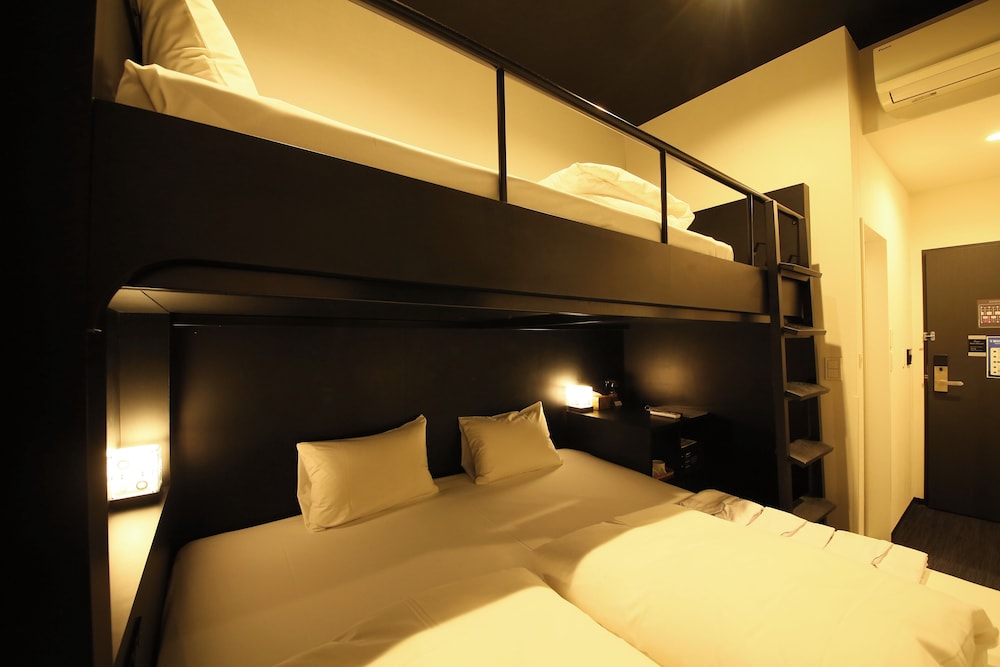 禁煙 トリプルロフト シングル2台 - ロフト上部1台 12平米 3名様迄 客室8 | HOTEL TRAD Replay