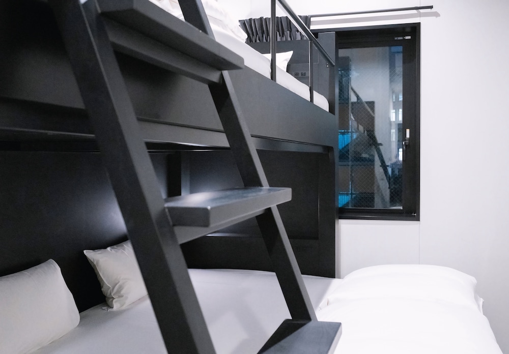 禁煙 トリプルロフト シングル2台 - ロフト上部1台 12平米 3名様迄 客室5 | HOTEL TRAD Replay