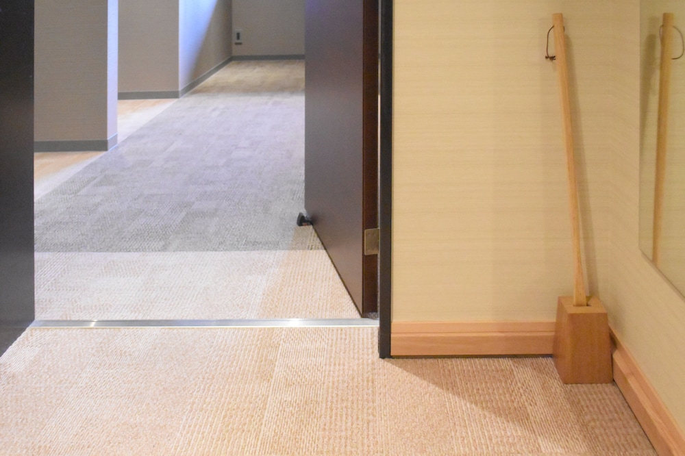 ツインルーム 内部エントランス1 | Hotel 楢の葉守