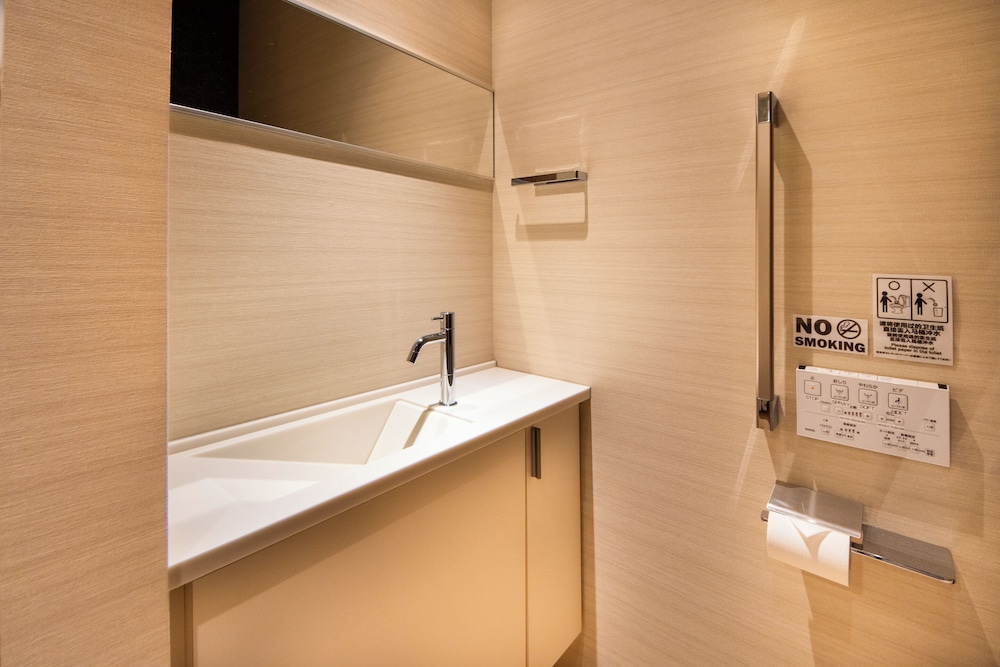 ダブルルーム ダブルベッド 2 台 バスルーム1 | Hotel 楢の葉守