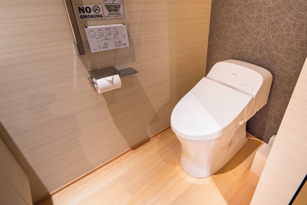 ダブルルーム ダブルベッド 2 台 バスルーム0 | Hotel 楢の葉守