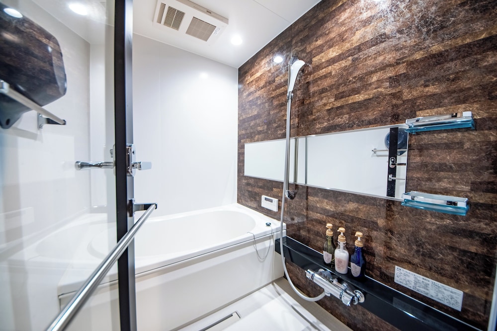 ダブルルーム ダブルベッド 2 台 バスルーム5 | Hotel 楢の葉守