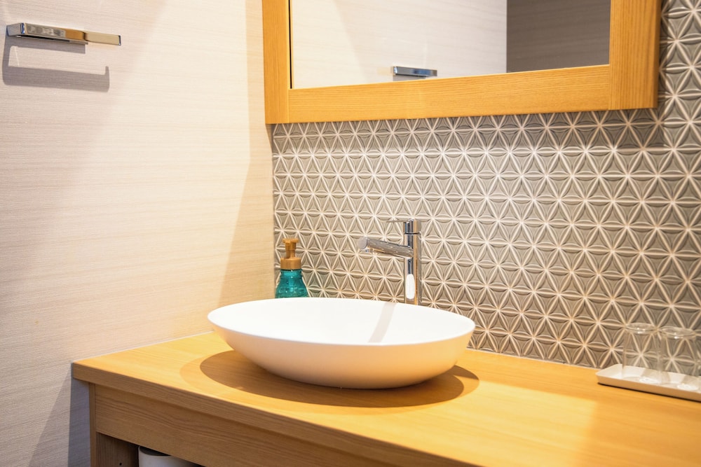 ダブルルーム ダブルベッド 2 台 バスルーム6 | Hotel 楢の葉守