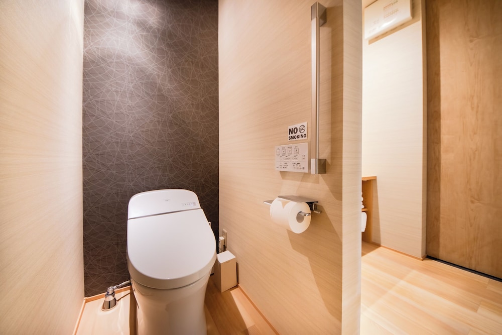 ダブルルーム ダブルベッド 2 台 バスルーム7 | Hotel 楢の葉守