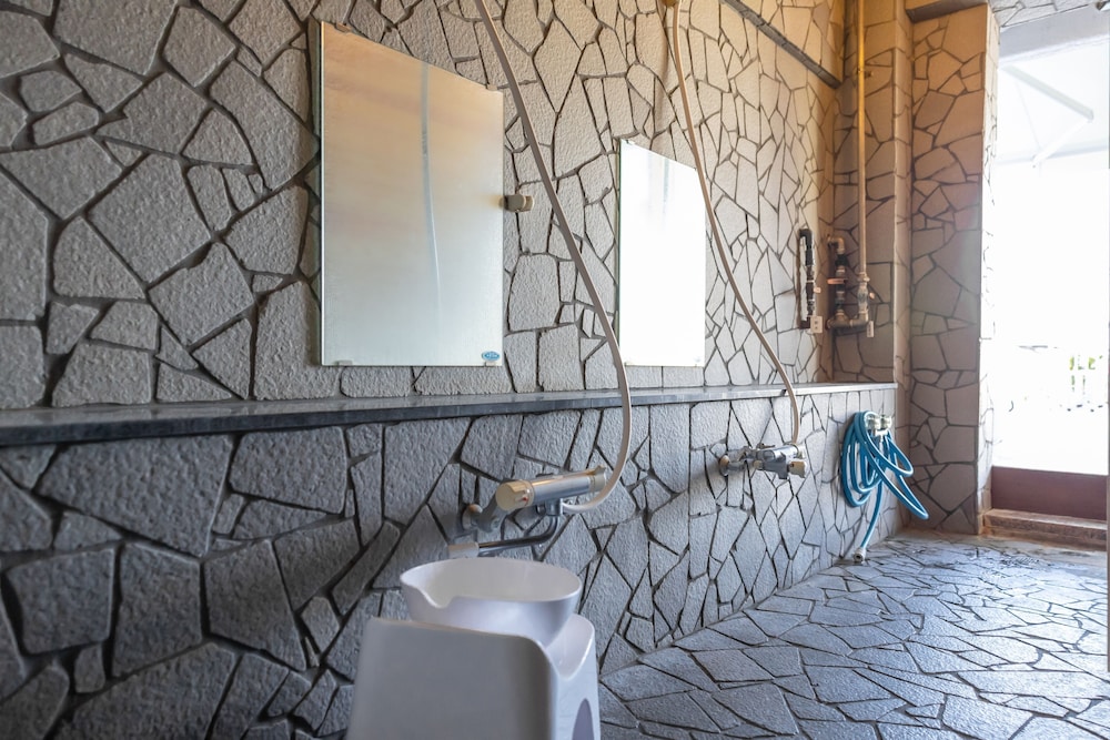 別荘 バスルームのシャワー1 | 白浜ホワイト ビーチ ハウス